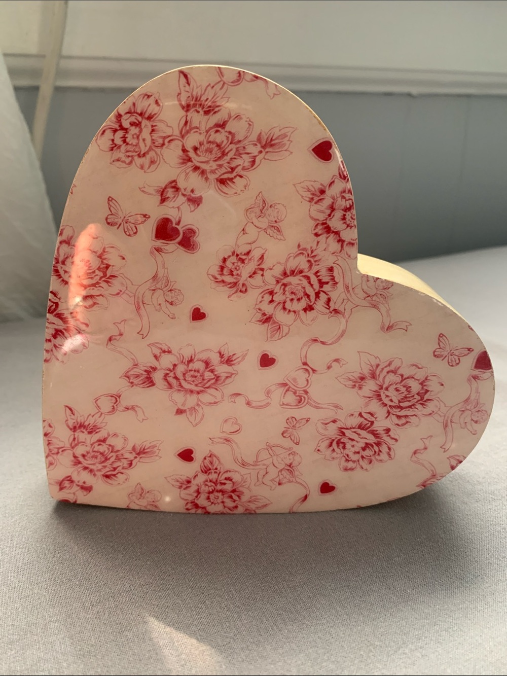 🆕- Rachel Zoe Floral Heart-Shaped Wooden Decorative in Cream and Red Small